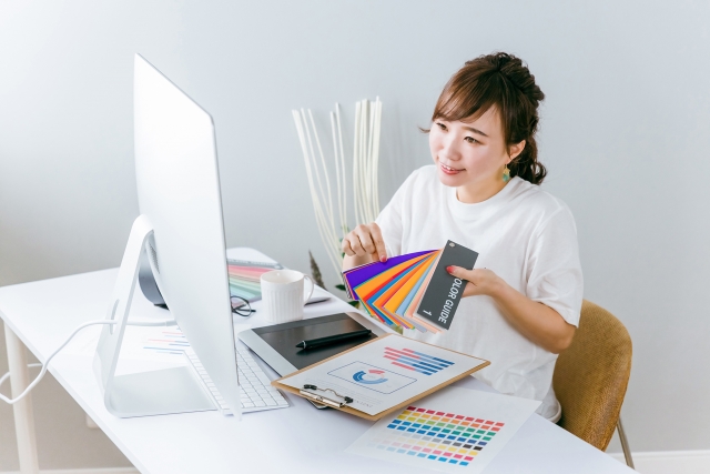 スタッフがカラーチップを確認している様子